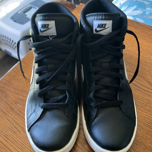 Women’s High Top Nike Sneakers. - Picture 3 of 6